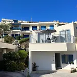 Cora & Living - 3 Bedroom House *
