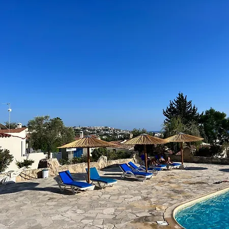 Cora & Living - 3 Bedroom House Klorakas