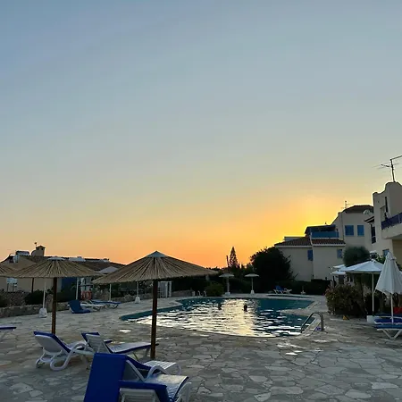 Cora & Living - 3 Bedroom House Klorakas