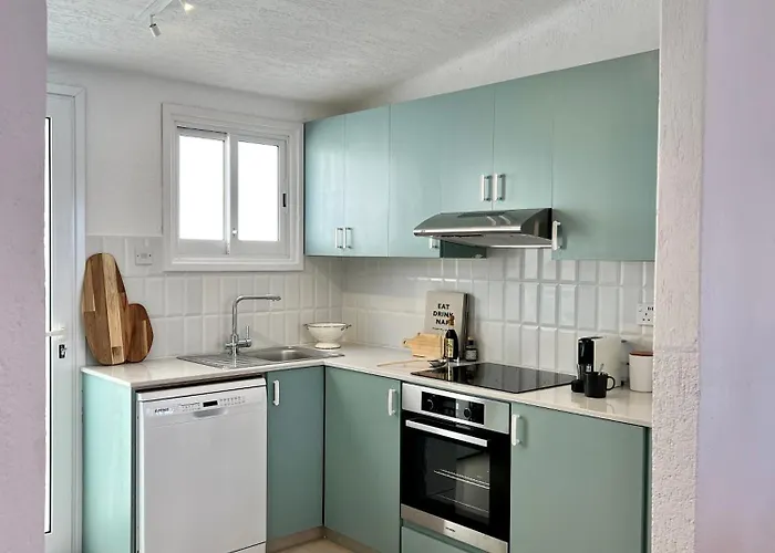 Cora & Living - 3 Bedroom House * Klorakas