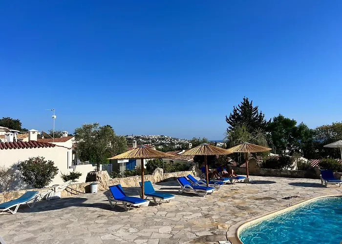 Cora & Living - 3 Bedroom House Klorakas