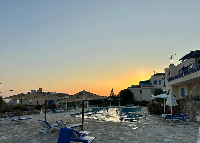 Cora & Living - 3 Bedroom House Klorakas