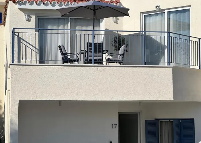 Cora & Living - 3 Bedroom House *