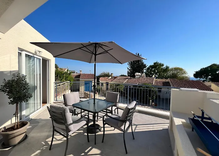 Cora & Living - 3 Bedroom House Klorakas