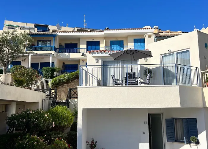 Cora & Living - 3 Bedroom House *